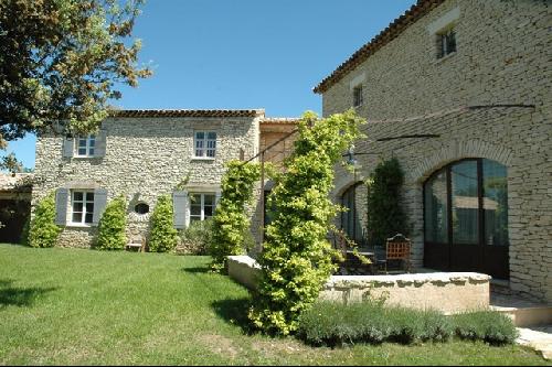 Grande maison à Gordes, meublée et aménagée